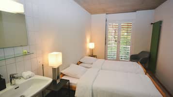 Basic Double, shared bathroom | Espacio para trabajar con laptop y wifi gratis