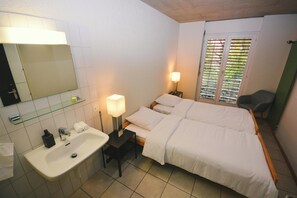 Basic Double, shared bathroom - Alaïa Hostel (Sion)