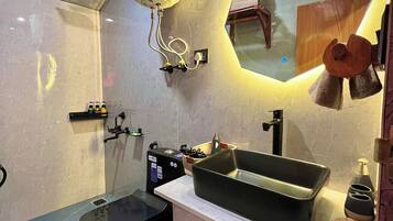 Luksus-hytte - bjergudsigt | Badeværelse | Bruser, hårtørrer, badekåber, hjemmesko