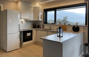 Frigorífico, horno, placa de cocina y lavavajillas