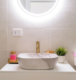Luxury Studio Suite, City View | Bathroom | Shower, rainfall showerhead, hair dryer, bidet - Aviana Suite (Bologna)