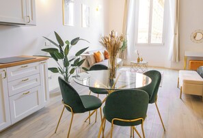 Luksus-studiosuite - byudsigt | Privat køkken | Køleskab/fryser i fuld størrelse, mikrobølgeovn, ovn, kogeplade