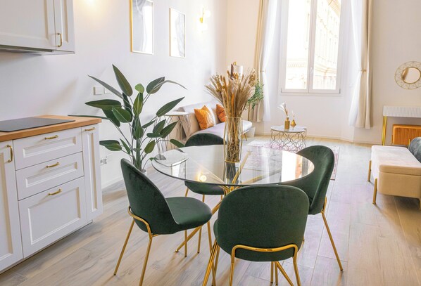 Luxury Studio Suite, City View | Private kitchen | Full-sized fridge, microwave, oven, stovetop - Aviana Suite (Bologna)