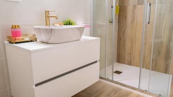 Luxe studio suite, uitzicht op stad | Badkamer | Een douche, een regendouche, een haardroger, een bidet