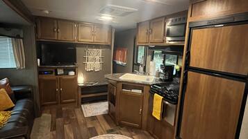 Frigorifero, microonde, forno, piano cottura