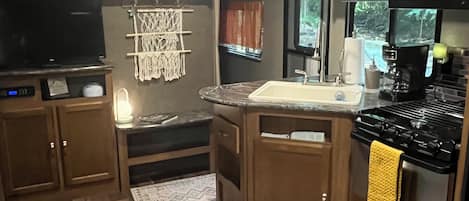Frigorifero, microonde, forno, piano cottura