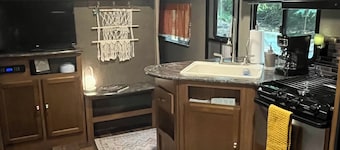 Creekside Hideaway, Cozy 2-bedroom RV, Morgantown, WiFi, Firepit, Hammock,Grill