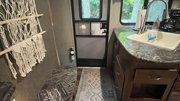 Asciugacapelli, asciugamani, sapone, shampoo