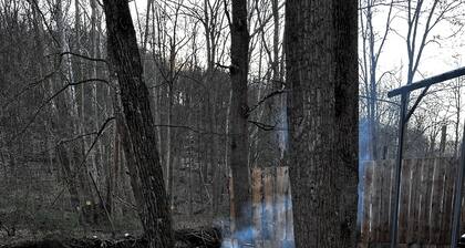 Creekside Hideaway, Cozy 2-bedroom RV, Morgantown, WiFi, Firepit, Hammock,Grill