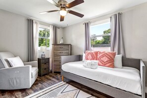 4 camere, una scrivania, ferro/asse da stiro, Wi-Fi