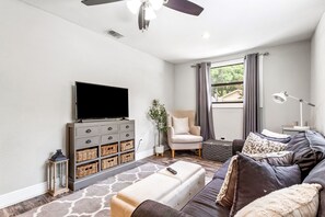 TV, caminetto, studio