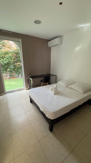 5 soverom, skrivebord for bærbar PC og blendingsgardiner