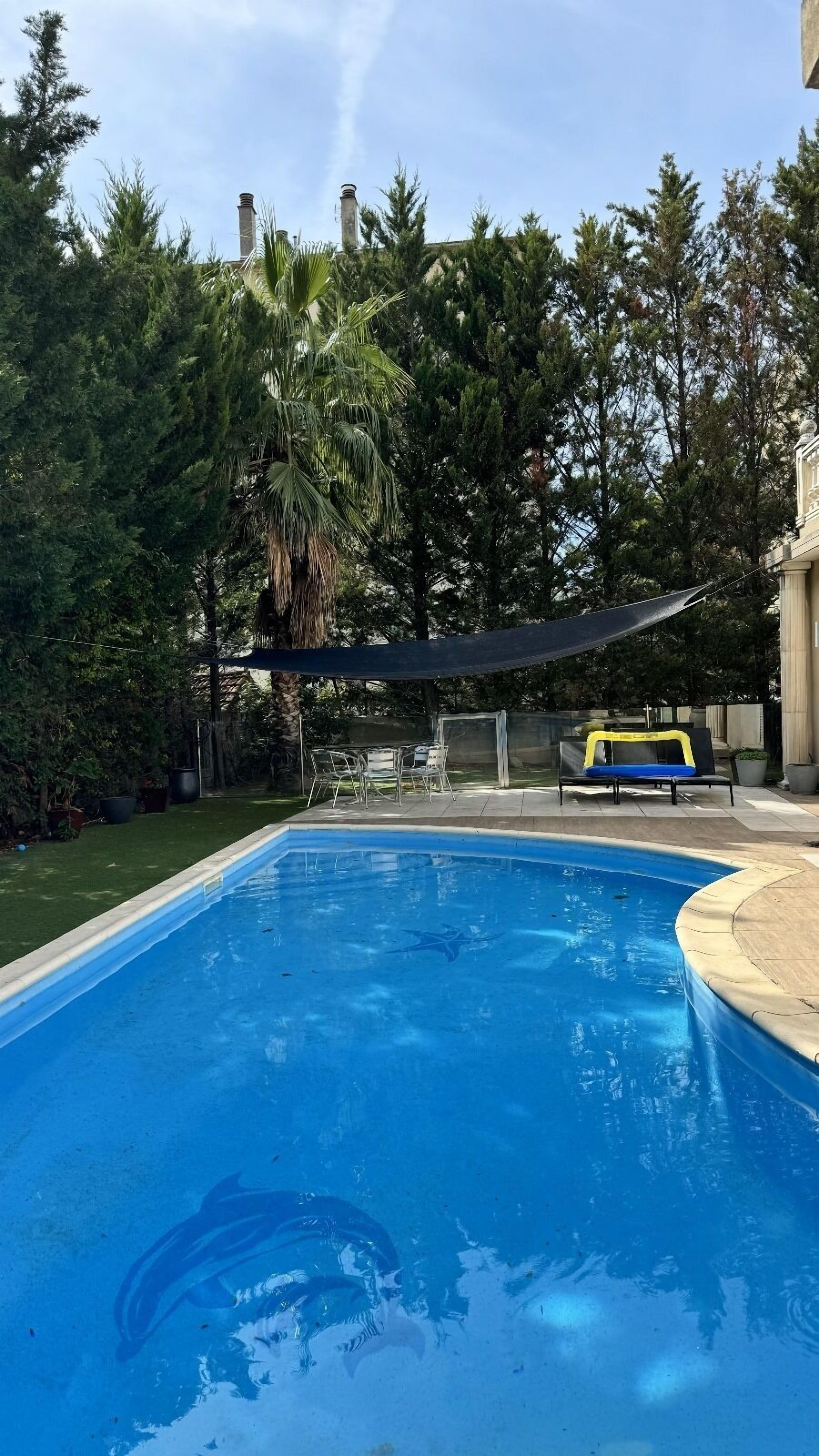 Sesongbasert utendørsbasseng og solsenger