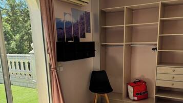 Comfort Villa, 5 Bedrooms, Non Smoking, Kitchen | 5 bedrooms, laptop workspace, blackout drapes, iron/ironing board