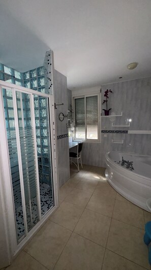 Vila Comfort, 5 kamar tidur, Bebas Asap Rokok, dapur | Kamar mandi