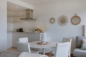 1 bedroom, desk, Internet