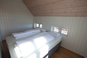 3 bedrooms, free cots/infant beds, free WiFi, bed sheets