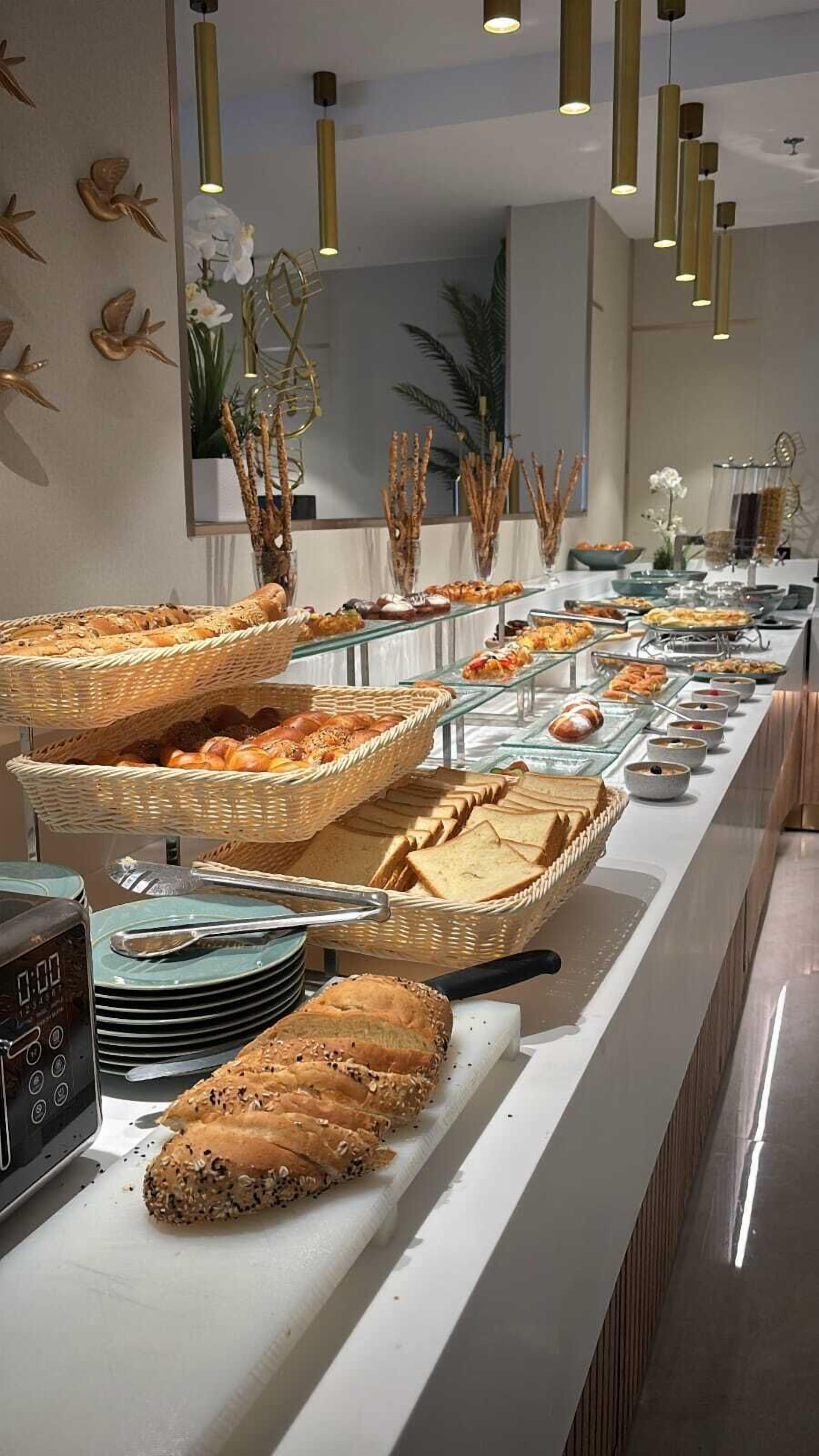 朝食 (コンチネンタル ブレックファスト)、毎日提供 (1 名様 70 SAR)