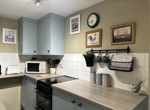 House | Private kitchen | Fridge, microwave, oven, stovetop - Llanidloes - Sleeps 7 - Parking - Pet Friendly (Llanidloes)