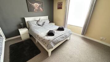 2 عدّة غرف نوم ومكتب ومكواة/لوح كي وواي فاي مجانًا