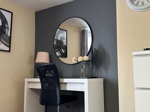 Llanidloes - Sleeps 7 - Parking - Pet Friendly