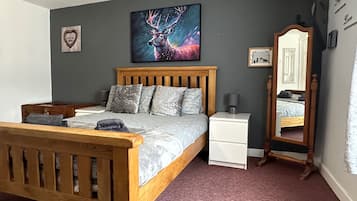 2 habitaciones, escritorio, tabla de planchar con plancha y wifi gratis