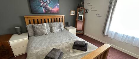 2 habitaciones, escritorio, tabla de planchar con plancha y wifi gratis