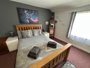 2 bedrooms, desk, iron/ironing board, free WiFi - Llanidloes - Sleeps 7 - Parking - Pet Friendly (Llanidloes)