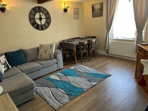 TV - Llanidloes - Sleeps 7 - Parking - Pet Friendly (Llanidloes)