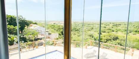 Toallas, jabón, shampoo, papel higiénico