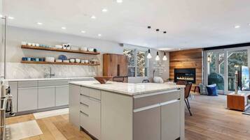 Refrigerador, microondas, horno, placa de cocina