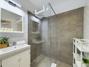 Apartamento, 1 quarto, sacada | Banheiro | Chuveiro, toalhas de banho