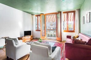Smart TV - Warm and Inviting Canal-Side Retreat in San Marco, Venice (Venezia)