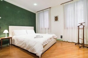 2 soverom, skrivebord, strykejern/-brett og reiseseng for barn