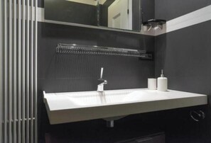 Hårføner, bidé, håndklær og såpe