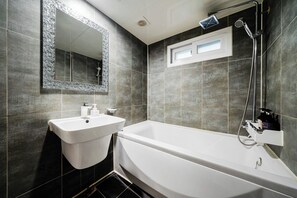 Premium Twin Room | Bathroom | Hair dryer, soap, shampoo, toilet paper - shincheon noble stay hotel (Seoul)