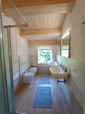 Douche, sèche-cheveux, bidet, serviettes fournies