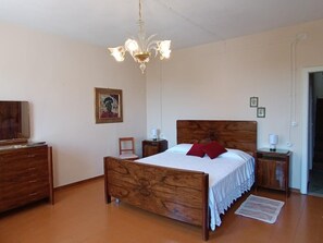 5 slaapkamers, een strijkplank/strijkijzer, wifi, beddengoed