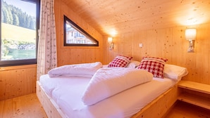 Chalet | 4 kamar tidur dan dilengkapi dengan perabotan berbeda-beda