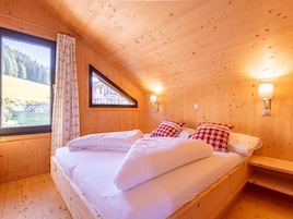 4 habitaciones, muebles diferentes y ropa de cama 