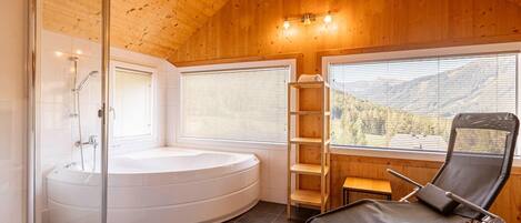 Chalet | Bathroom | Bathtub