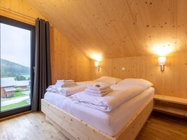 3 habitaciones, muebles diferentes y ropa de cama 