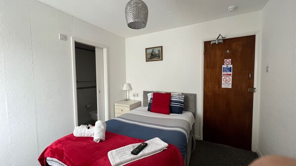 1 bedroom, WiFi, bed sheets - 10  Standard Single Room w/shower - Cardiff - (Paignton)