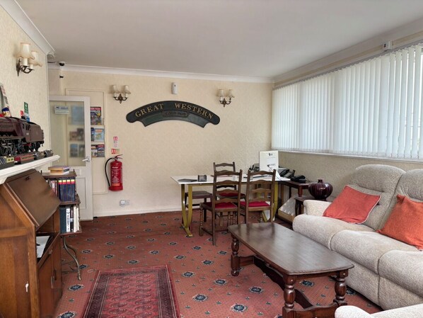 TV - 4 - Standard Single Room w/shower - Newcastle - Room 4 (Paignton)