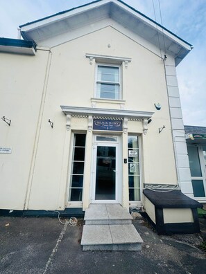 Exterior detail - 4 - Standard Single Room w/shower - Newcastle - Room 4 (Paignton)