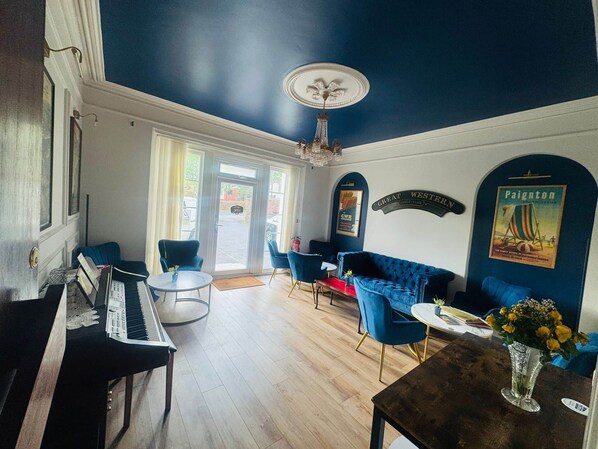 Interior - 5-Twin room room w/shower, Free Continental Breakfast  (Paignton)