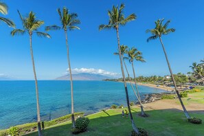 On the beach - Oceanfront 2BR Maui condo w/ pool and beach access (Kihei)