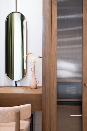 Suíte clássica, vista para a cidade | 1 quarto, escrivaninha, Wi-Fi de cortesia, roupa de cama