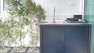 Superior Room, 1 King Bed, Non Smoking, Private Bathroom | Desk, free WiFi