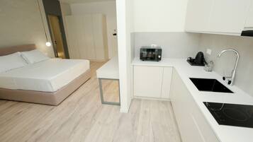 Luxury-Doppelzimmer | Eigene Küche | Mini-Kühlschrank, Espressomaschine, Wasserkocher mit Kaffee-/Teezubehör